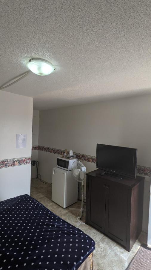 Balgonie Motel Motor Inn Pilot Butte Екстер'єр фото